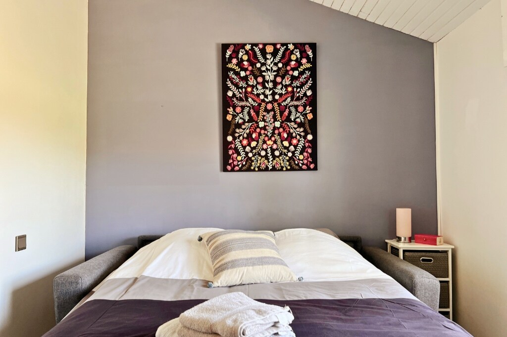 سرير أريكة مزدوج بغرفة نوم + حمام داخلي