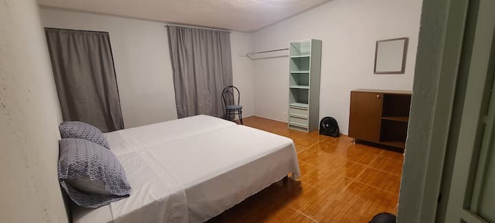 غرفة النوم 2: في الطابق العلوي. سريران مفردان أو سرير كبير.  تحتوي غرفة النوم على ستائر معتِّمة.