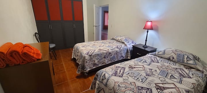 غرفة النوم 1: في الطابق السفلي. سريران مفردان أو سرير كبير.  تحتوي غرفة النوم على ستائر معتِّمة.