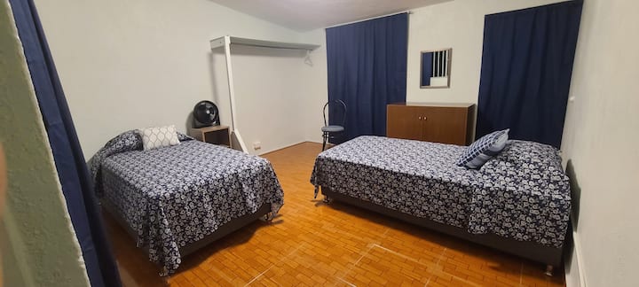 غرفة النوم 3: في الطابق العلوي. سريران مفردان.  تحتوي غرفة النوم على ستائر معتِّمة.