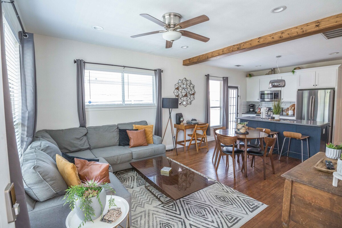 Top Airbnb: Private Uptown Home - 3B/2B Bungalow in Dallas DFW in Belmont Park