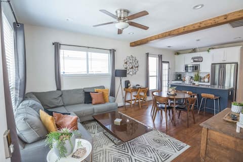 Top Airbnb: Private Uptown Home - 3B/2B Bungalow in Dallas DFW in Belmont Park
