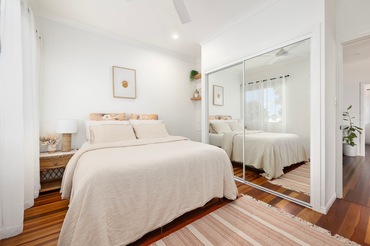 קומת הכניסה לבית כוללת חדר שינה 2 עם מיטת קווין סייז, פינת עבודה, מיזוג אוויר ומאוורר תקרה.