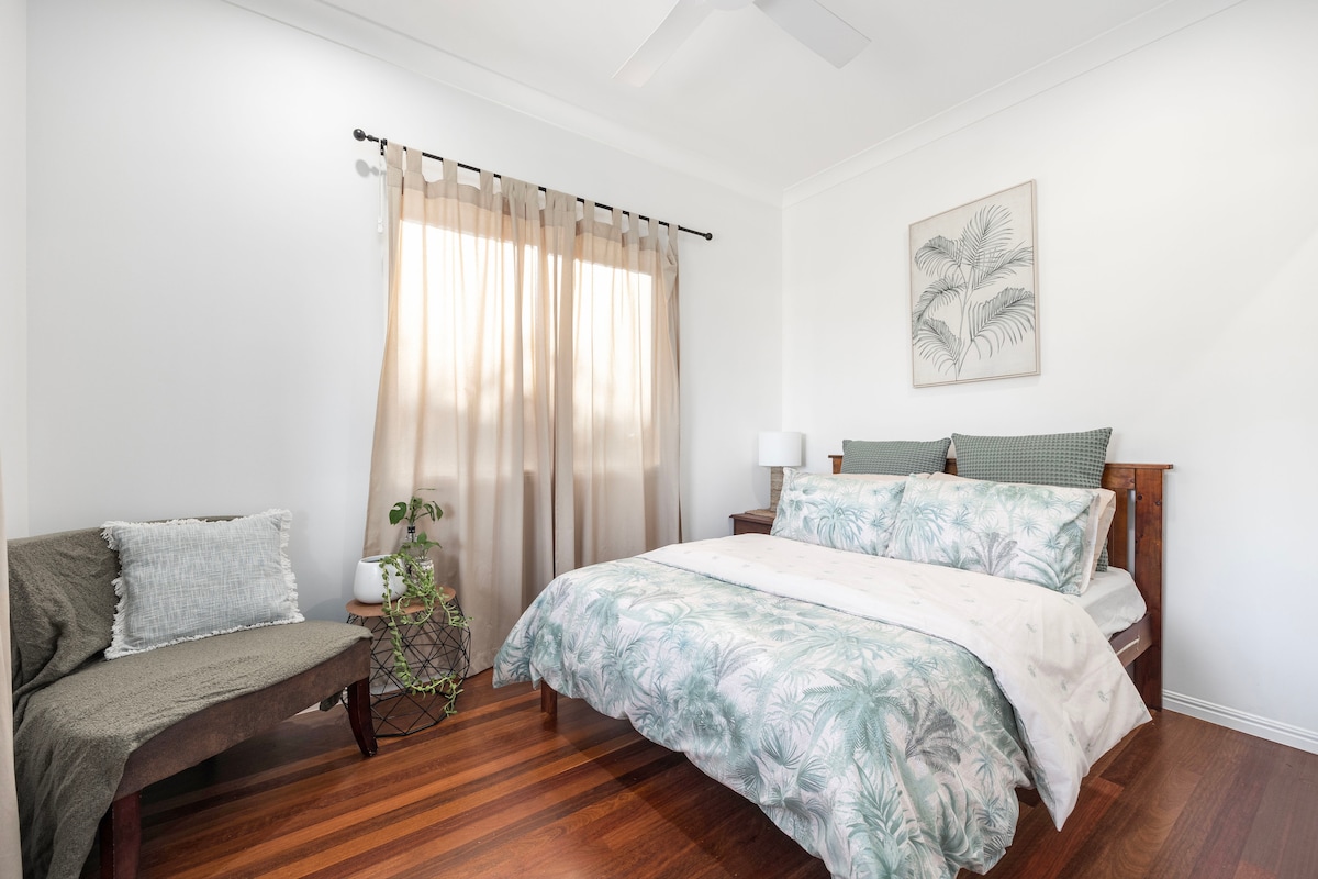 קומת הכניסה לבית כוללת חדר שינה 5 עם מיטה זוגית, מיזוג אוויר ומאוורר תקרה.