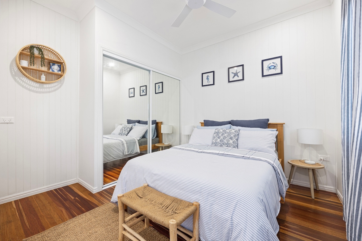 קומת הכניסה לבית כוללת חדר שינה 4 עם מיטה זוגית, מיזוג אוויר ומאוורר תקרה.