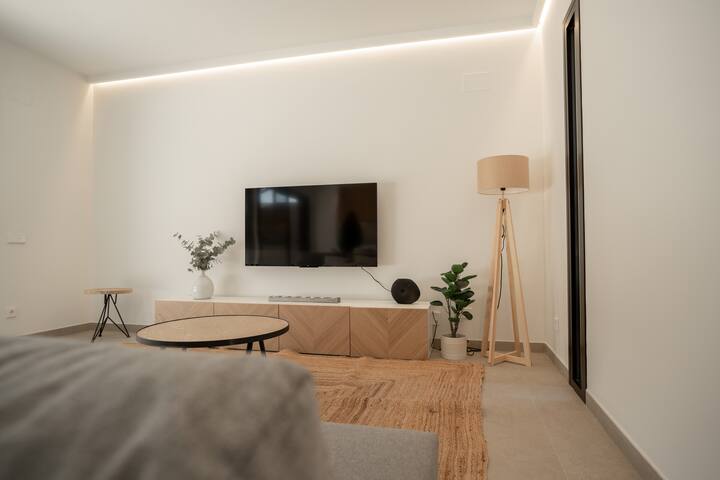 Stunning Home with Privat Pool gallery image 5