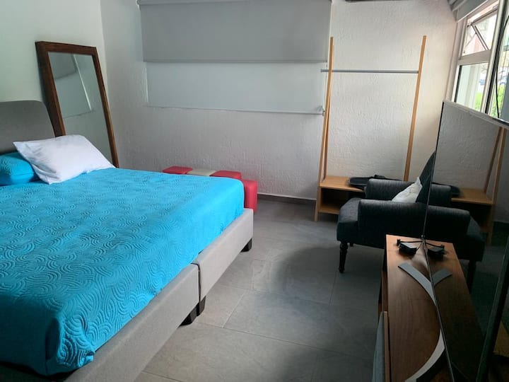 Recamara 2 con cama king size, aire acondicionado, closet y TV con cable
