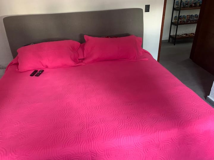 Recamara 3 con cama king size, aire acondicionado, closet y TV con cable