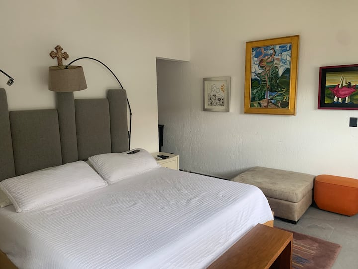 Recámara principal con cama king size, TV con cable, AC y Wifi, baño completo y vestidor