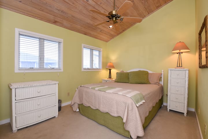 El segundo dormitorio en el último piso tiene una cama tamaño queen, baño privado, techo abovedado y vestidor.