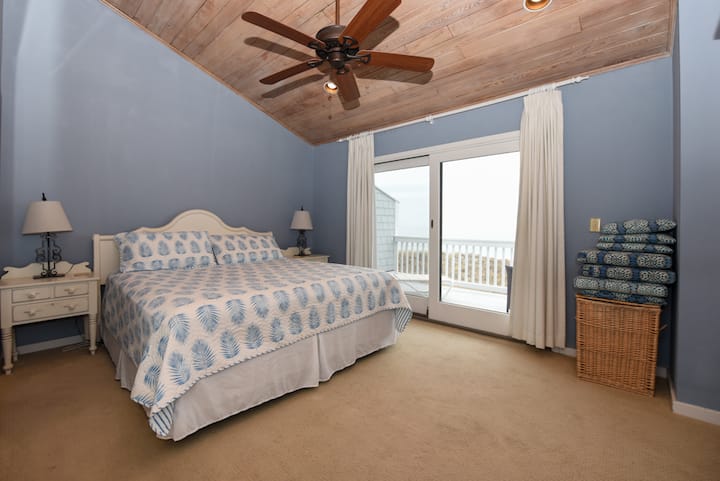 El dormitorio principal es amplio y tiene un techo abovedado más una terraza privada.