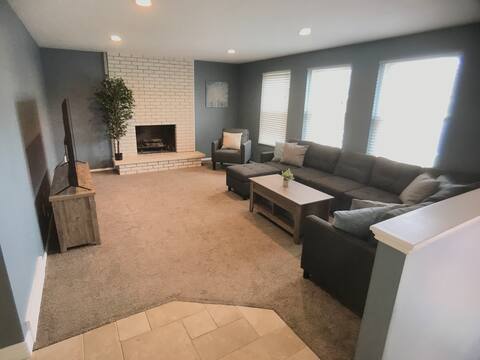 Wow - 5BR Renovated w/Mountain Views + Location