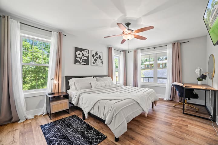 Искусете ја совршената хармонија на релаксација и продуктивност во пространиот главен апартман, со простор наменет за работа и поврзување на главната бања.