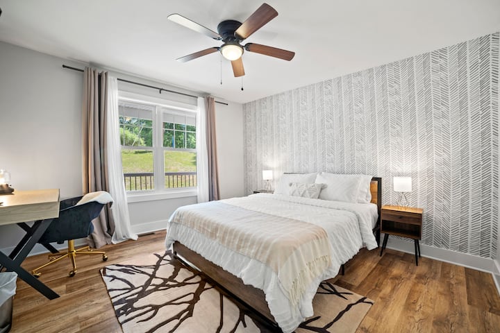 Создадена за да обезбеди смирувачка средина и за одмор и за работа, оваа соба обезбедува простор наменет за работа кој ги комбинира функционалноста и стилот.