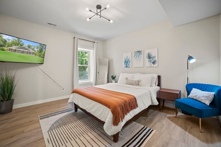 Удобната спална соба на пониското ниво нуди дополнителен простор за опуштање на гостите. 