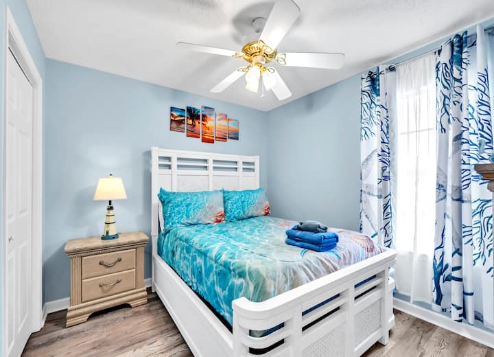 Dormitorio medio con una cama tamaño queen.