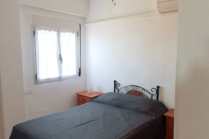 ห้องนอน 1 สำหรับ 2 คนพร้อมตู้เสื้อผ้าและวิวทะเล