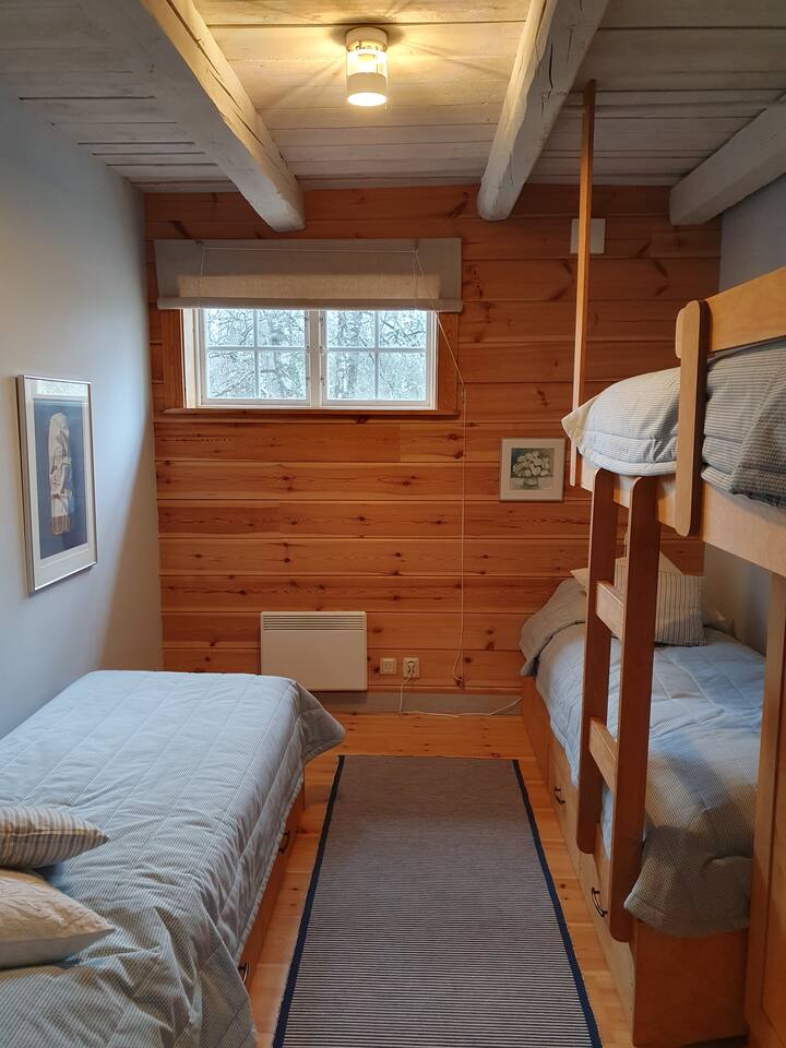 Slaapkamer 2, drie 1 persoonsbedden waarvan één stapelbed