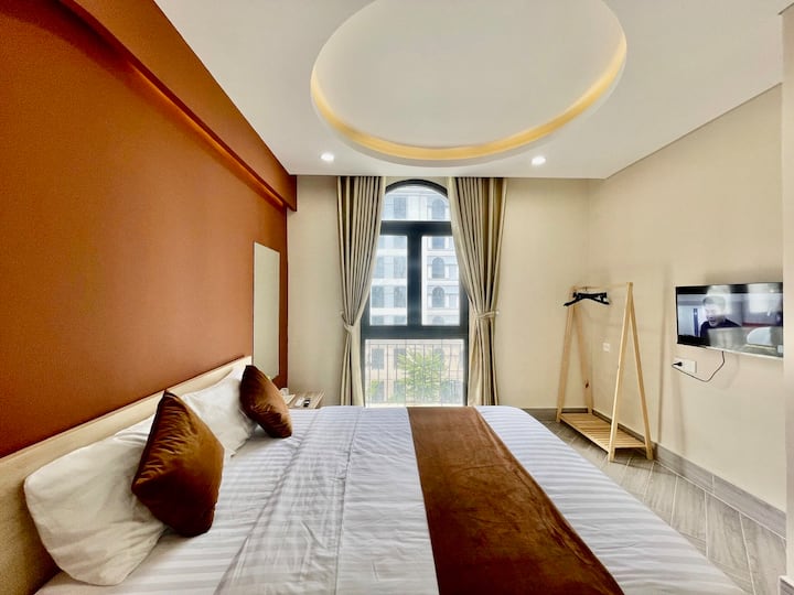 ห้องพักหรู - สีคาเฟ่ - สมาร์ททีวี Google ขนาด 42 นิ้ว เตียงควีนไซส์ 1 หลังสำหรับผู้ใหญ่ 2 คนและเด็ก 1 คน