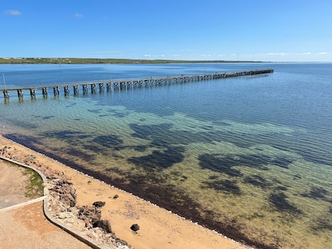 Beachside & Jetty View 7 (Sea Eagle Nest Apt)