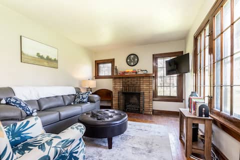 Popular Airbnb listing: Cuyahoga Valley National Park/77 Brecksville House in Cleveland