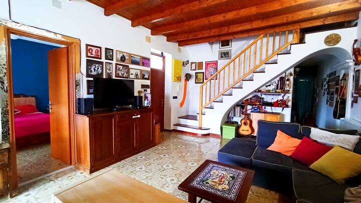 غرفة معيشة بها أريكة مريحة وتلفزيون مع قنوات فضائية 