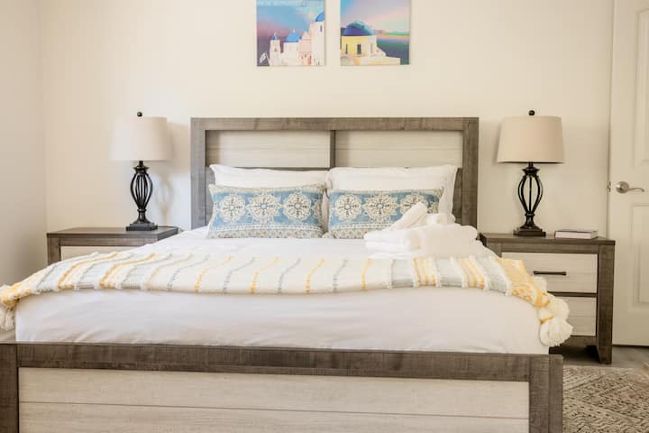 غرفة نوم ثالثة بسرير بحجم كوين وفراش ميموري فوم وكرسي صالة جلدية