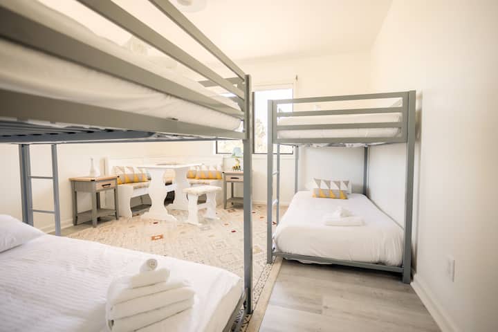 غرفة للأطفال يمكن أن تستوعب 6 أشخاص مع مكتب لعب ولعب /روضة أطفال وكرسي إطعام للأطفال