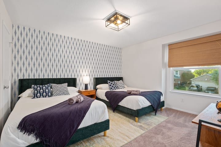 Dhomë gjumi me madhësi dopio "queen" me grila të errëta të personalizuara.