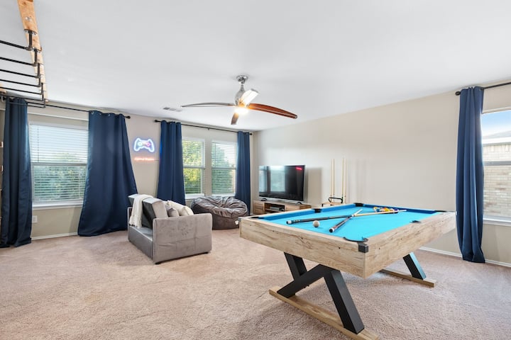 Loft argëtimi me një tavolinë pishine të nivelit të lartë, dalje nga divani, SmartTV, Xbox me kontrollues të shumëfishtë dhe lojëra me shumë lojtarë, lojë interaktive me dartboard dhe një çantë me fasule për të rritur.