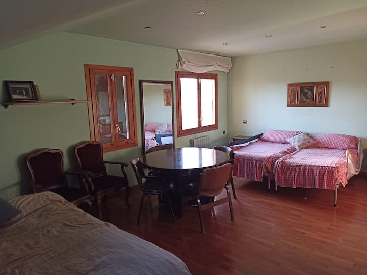 ห้องเด็กพร้อม 3 เตียงและตู้เสื้อผ้า