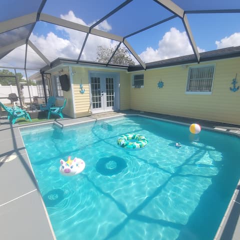 Sunny Pool Home • Near Tarpon & Beaches 5 mi