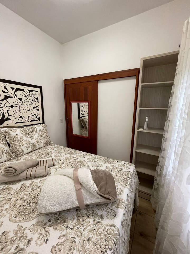 Pequeno no tamanho, mas grande no conforto, com ambiente climatizado e enxoval completo à disposição.
