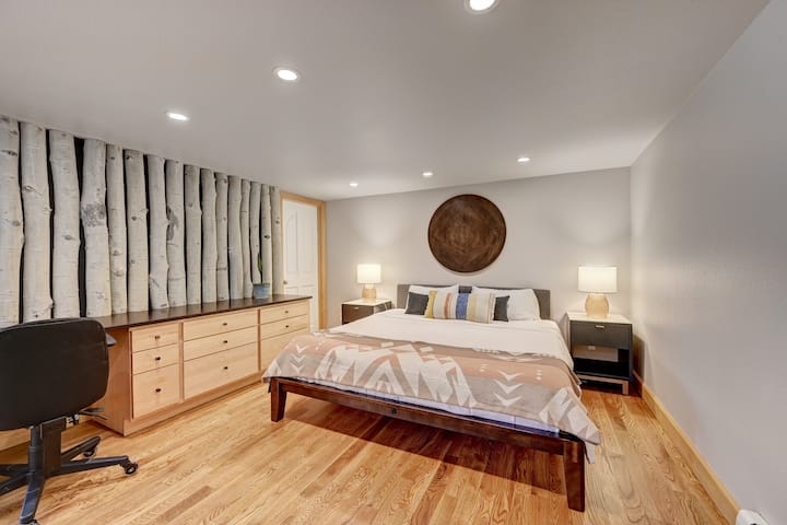 حيث ستنام. المرتبة عبارة عن رغوة الذاكرة وتحصل على الكثير من الإطراء! تم بناء المكتب/محطة العمل في منافذ الطاقة (التقليدية و USB - C) في المكتب. هذا هو سجل أسبين الحقيقي backsplash. 