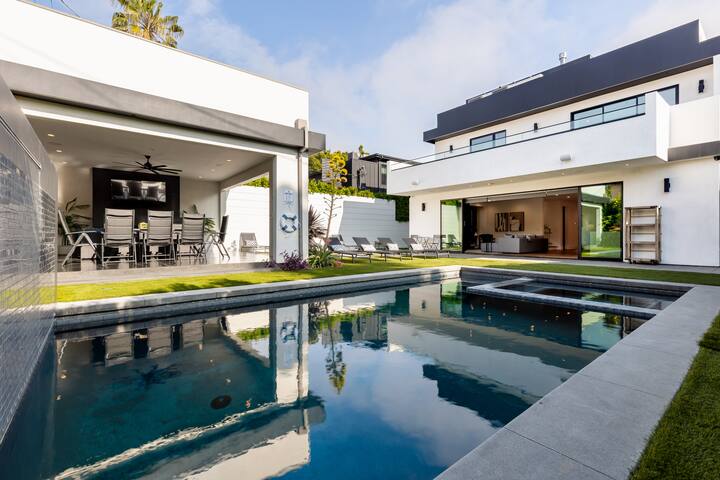 Lux WeHo Villa w/ Theater, Game Room, Pool gallery image 3
