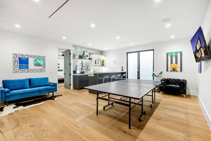 Lux WeHo Villa w/ Theater, Game Room, Pool gallery image 4