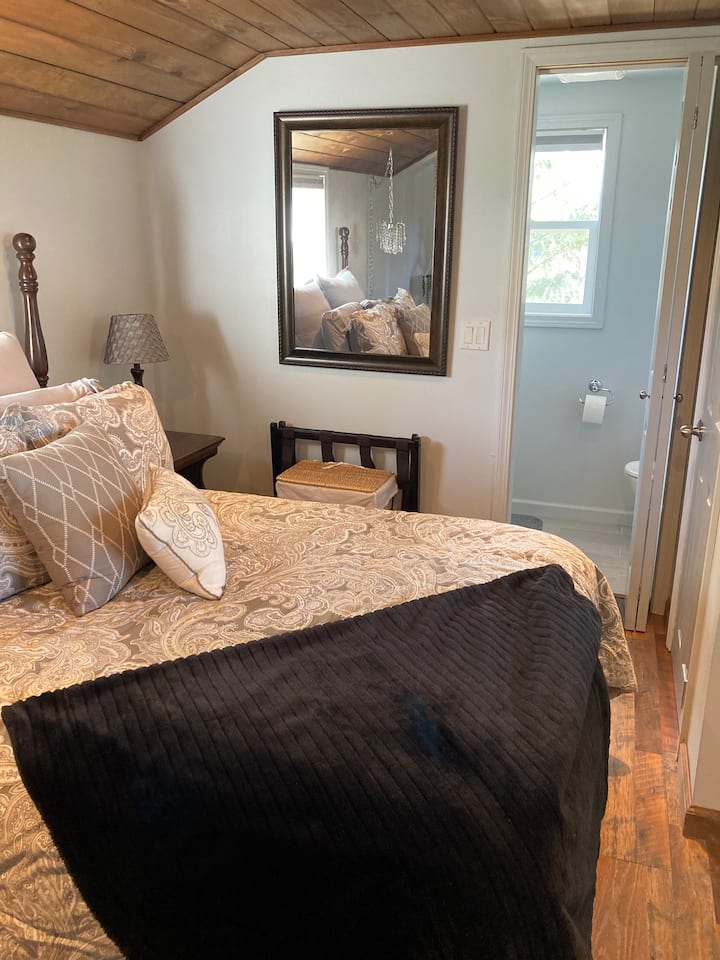 Krevet   pune veličine u spavaćoj sobi