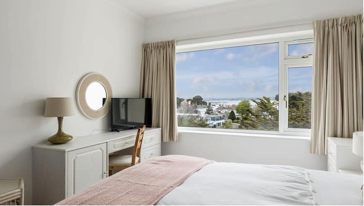 Dormitorio 3: despierta con una impresionante vista al puerto.