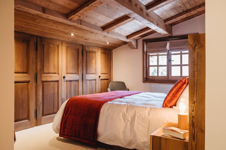 Hoofdslaapkamer met tapijt van muur tot muur en veel kasten om je spullen kwijt te kunnen.