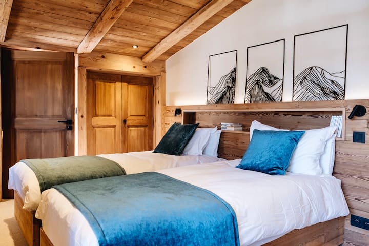 Slaapkamer 2 met 2 eenpersoonsbedden van 90 x 200 cm verplaatsbaar volgens de gewenste configuratie en tapijt van muur tot muur.  Toegang tot slaapkamer 3 via deur in slaapkamer 2.  