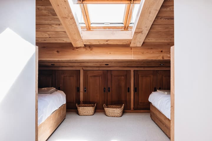 Slaapkamer 3, toegankelijk via slaapkamer 2 (geen eigen toegang), 2 eenpersoonsbedden 90x200 cm, ideaal voor kinderen (laag plafond)