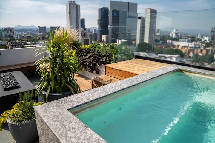 Downtown Finance, Jacuzzi, Rooftop, Best Wifi. GDL