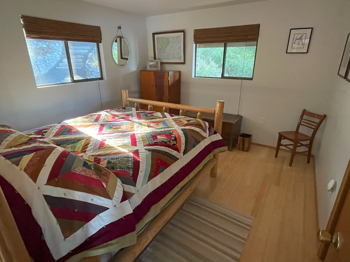 Основна спалня с двойно легло и ръчно изработен юрган