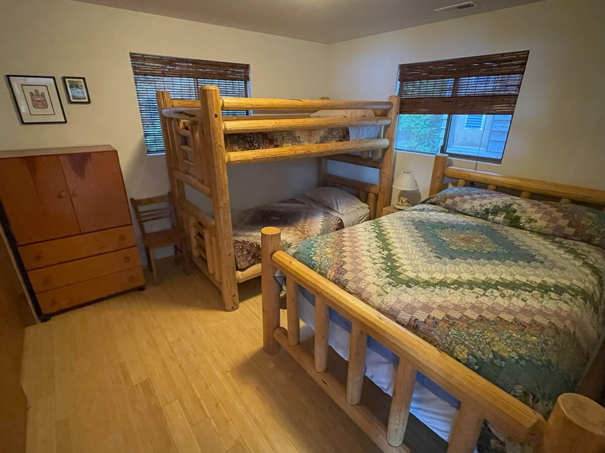 Втора спалня с двуетажно легло и двойно легло, всички с ръчно изработени юргани