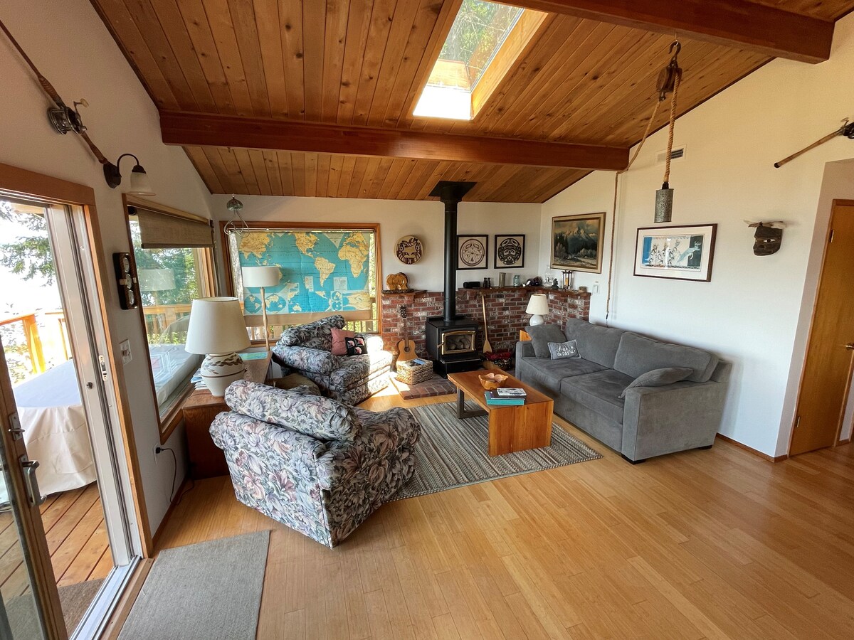 Уютна всекидневна с газова камина и двоен разтегателен диван