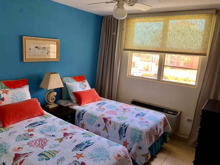 Segundo dormitorio con puertas de armario con espejos y convertido en juego King.