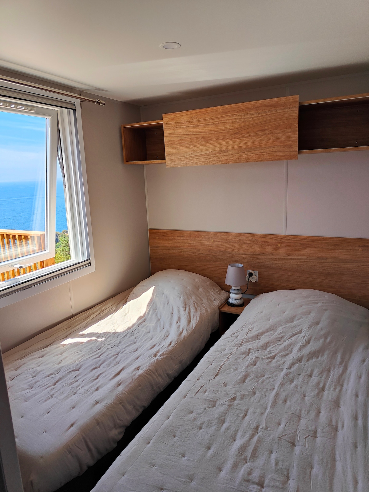 2nd bedroom, with sea view view.