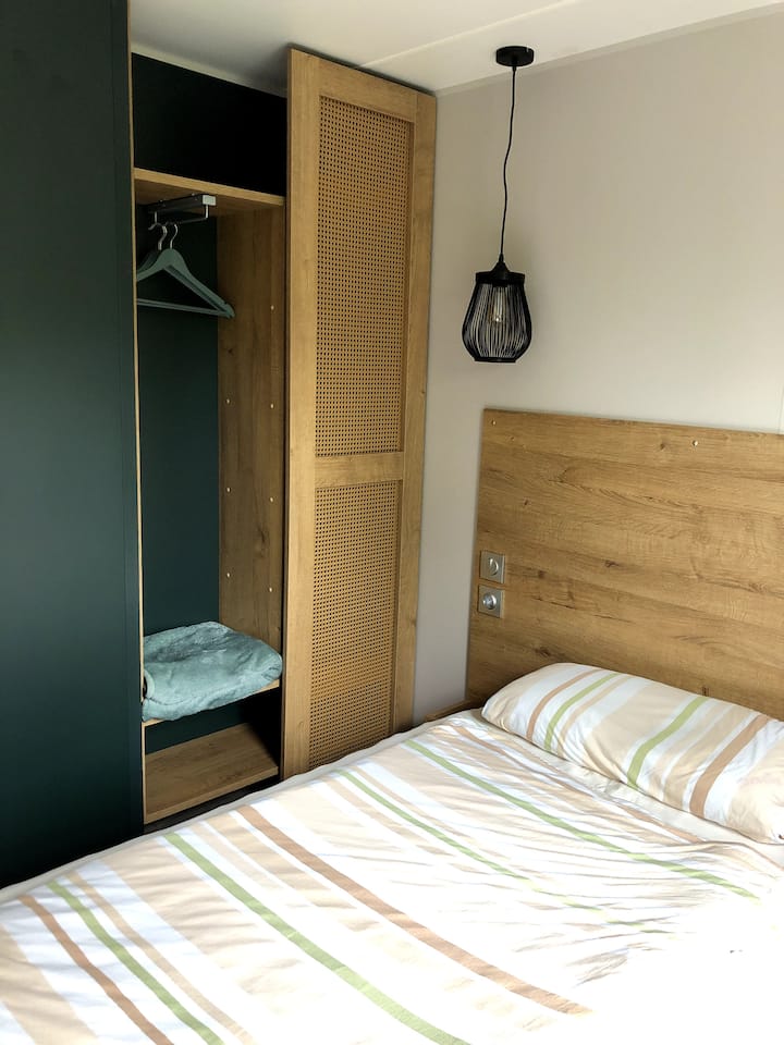 Habitación con una cama matrimonial.