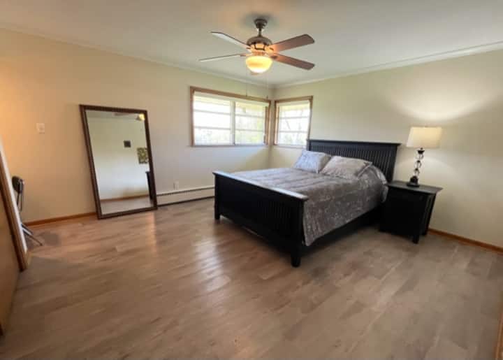 مساحة كبيرة للخزانة ومكتب مكياج للأزياء القديمة. 