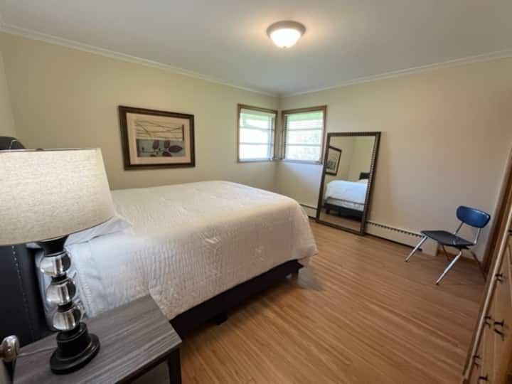 غرفة النوم 2.  مساحة كبيرة للخزانة. 